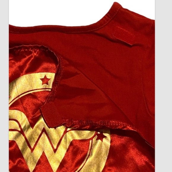 Wonder Woman Girl’s Red & Gold Emblem T-shirt with cape Sz 6/6X m - Picture 4 of 6